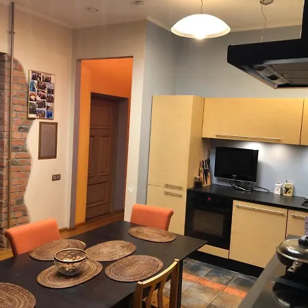Classical Large On Alberta Street, Free Locked Parking Apartment