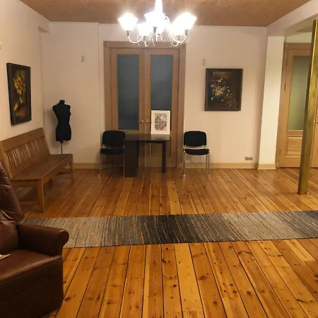 Classical Large On Alberta Street, Free Locked Parking Apartment