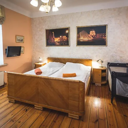 Classical Large On Alberta Street, Free Locked Parking Apartment *