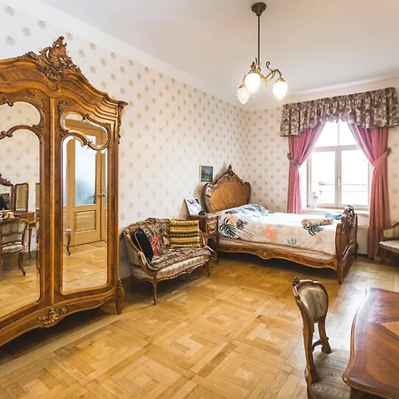 Classical Large On Alberta Street, Free Locked Parking