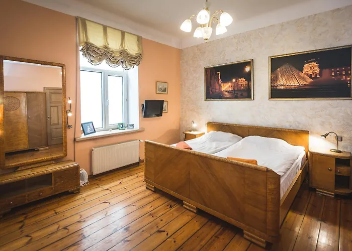 Classical Large On Alberta Street, Free Locked Parking Apartment *