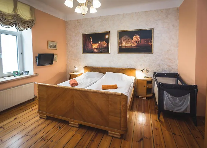 Classical Large On Alberta Street, Free Locked Parking Apartment *