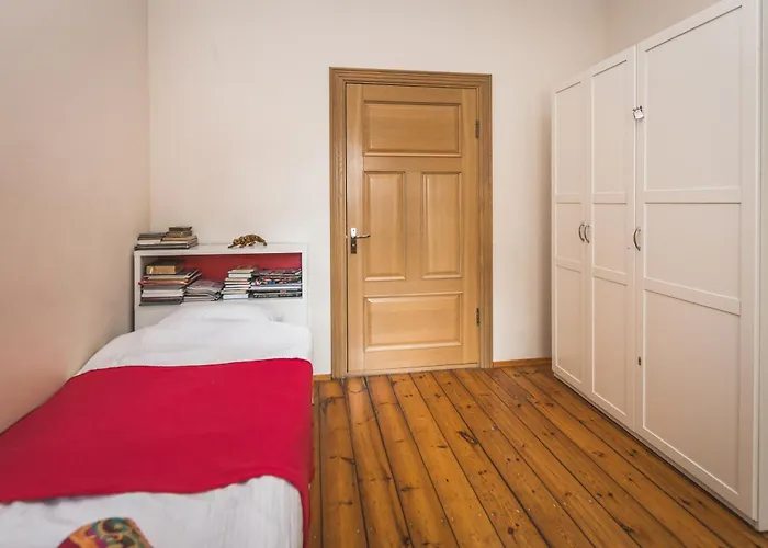 Classical Large On Alberta Street, Free Locked Parking Apartment *